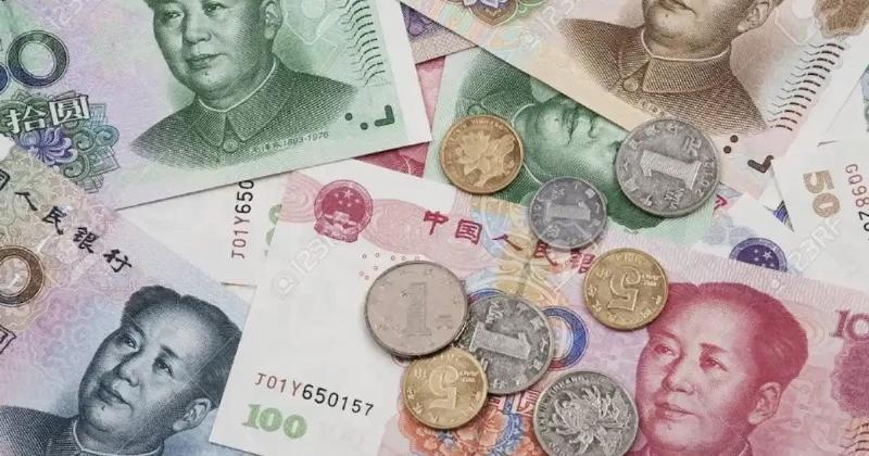 Hình ảnh minh họa giá trị các mệnh giá Nhân dân tệ phổ biến (1, 10, 100 CNY) khi quy đổi sang Tiền Việt Nam, có thể dùng biểu đồ cột hoặc hình ảnh các tờ tiền tương ứng với số tiền VND giả định, làm nổi bật sự chênh lệch giá trị.